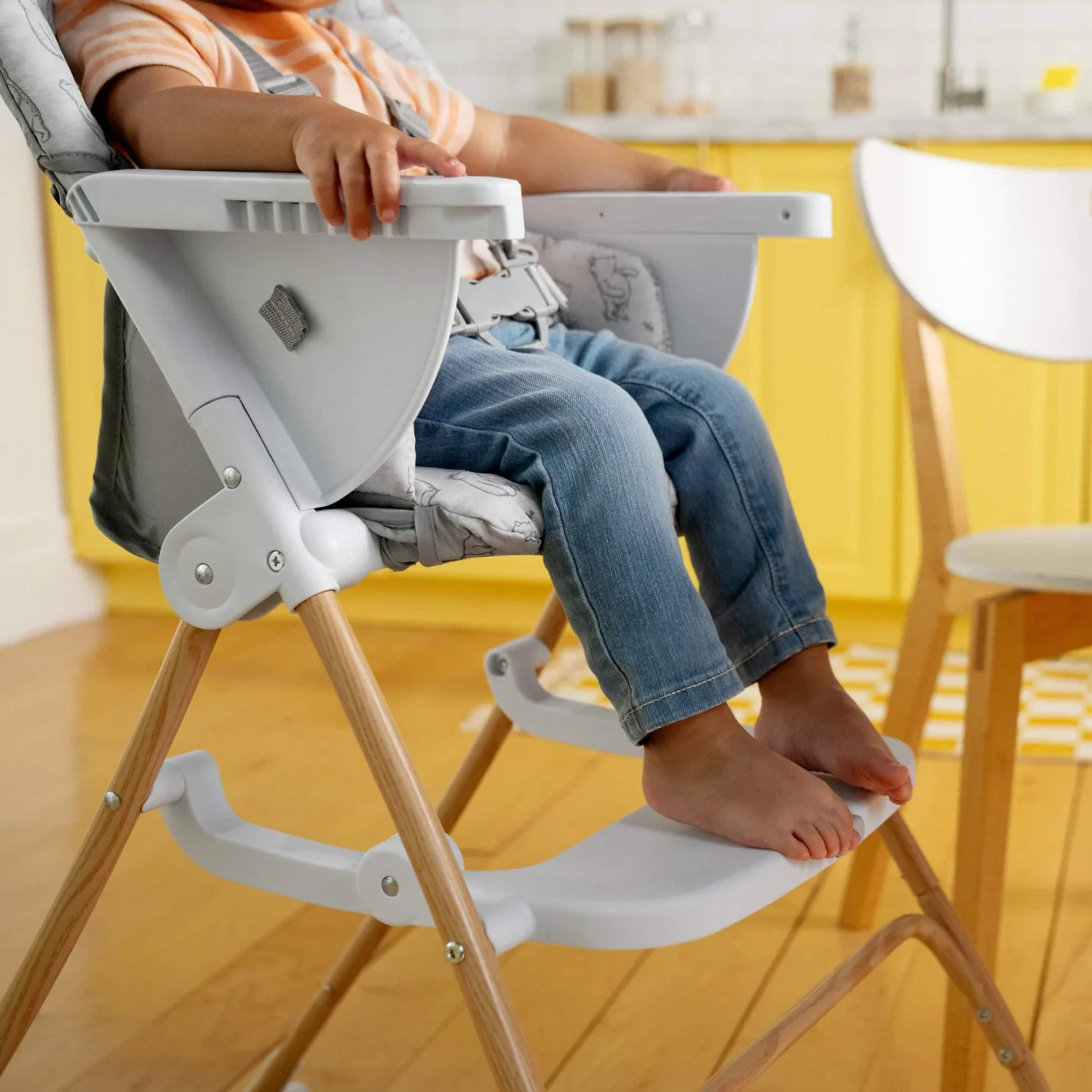 Bright Starts Winnie The Pooh Classic Pals™ Compact Folding High Chair - Image 4