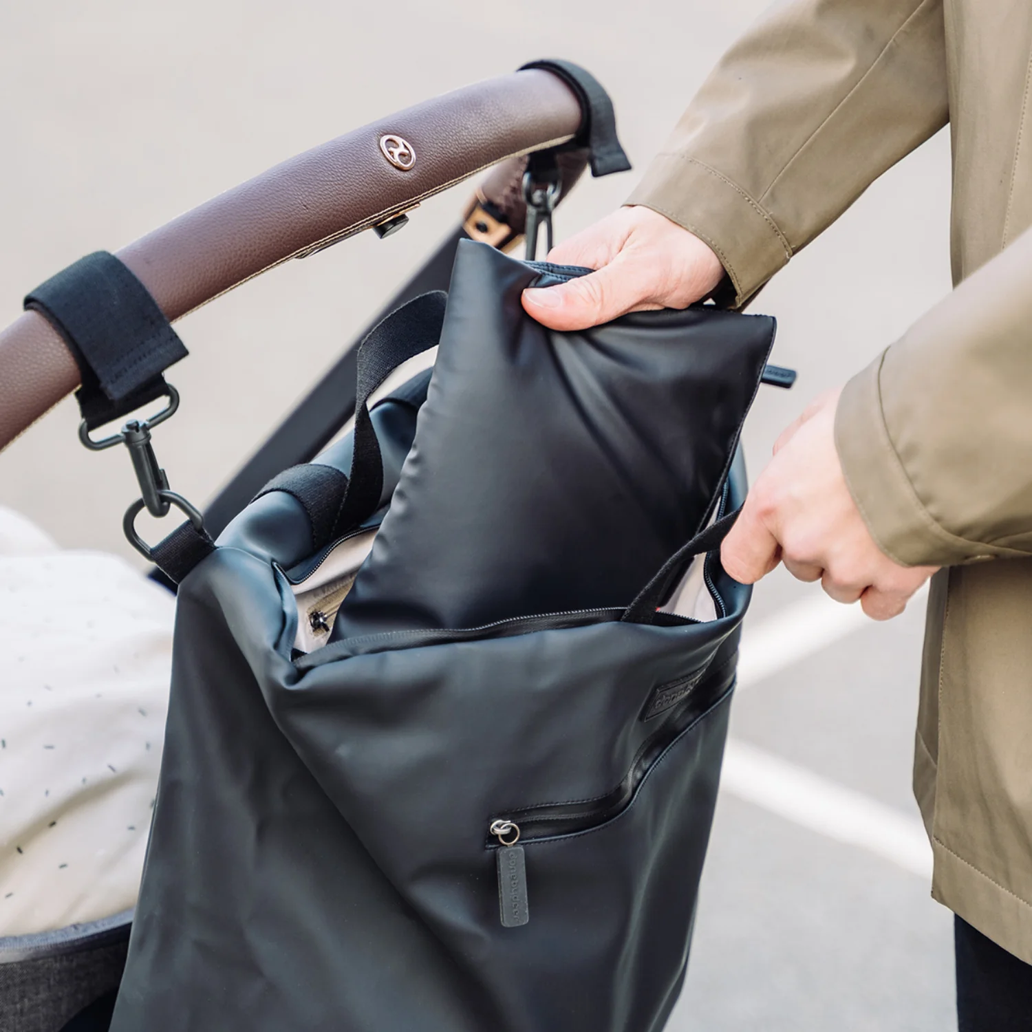 DonebyDeer Black Changing Backpack - Image 10