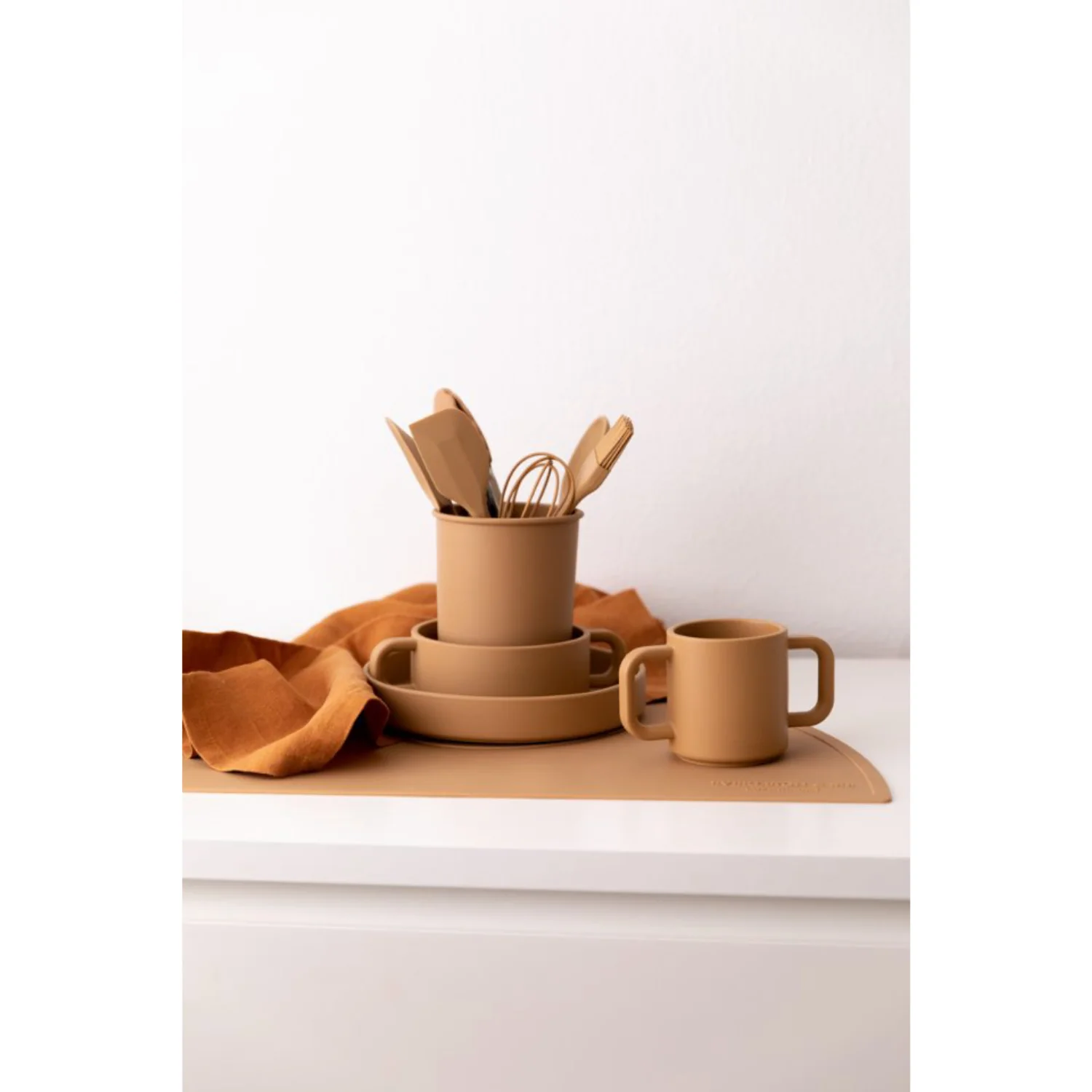 Everleigh & Me Rust Dinner Set - Image 4