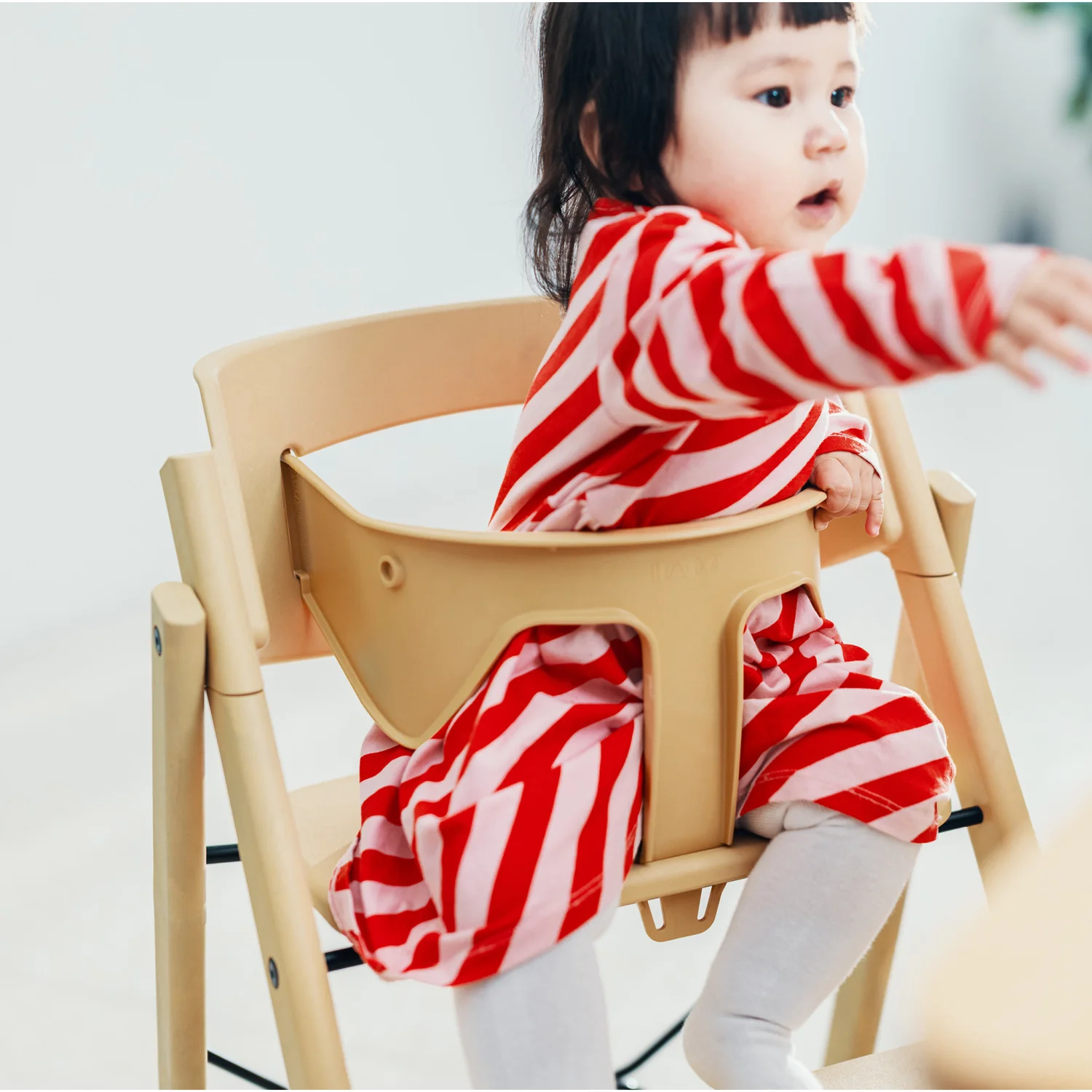 KAOS Desert Sand Klapp High Chair Recycled With KLAPP® Safety Rail & Tray Bundle - Image 2