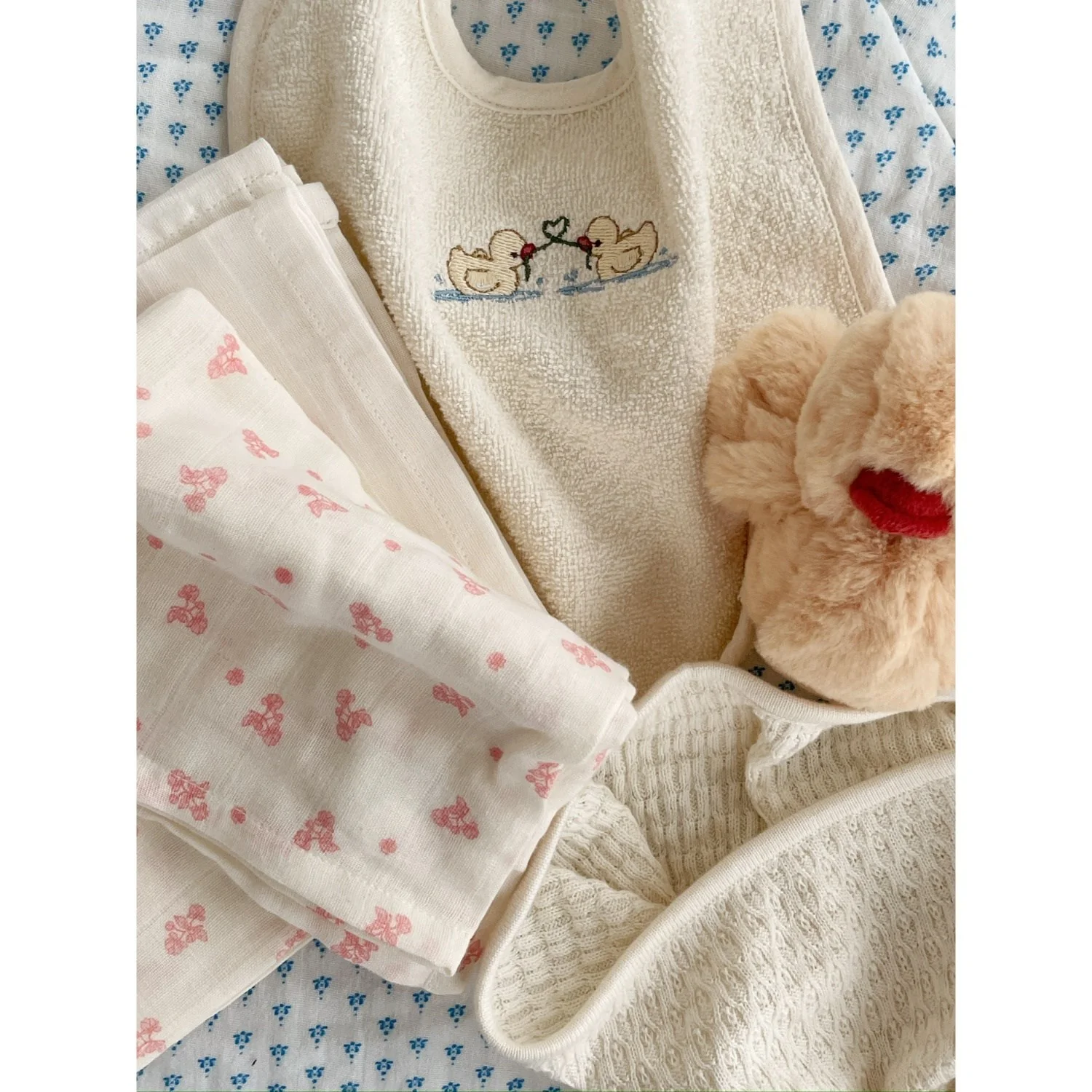 Konges Sløjd Antique White Figo 2 Pack Terry Bibs GOTS - Image 2