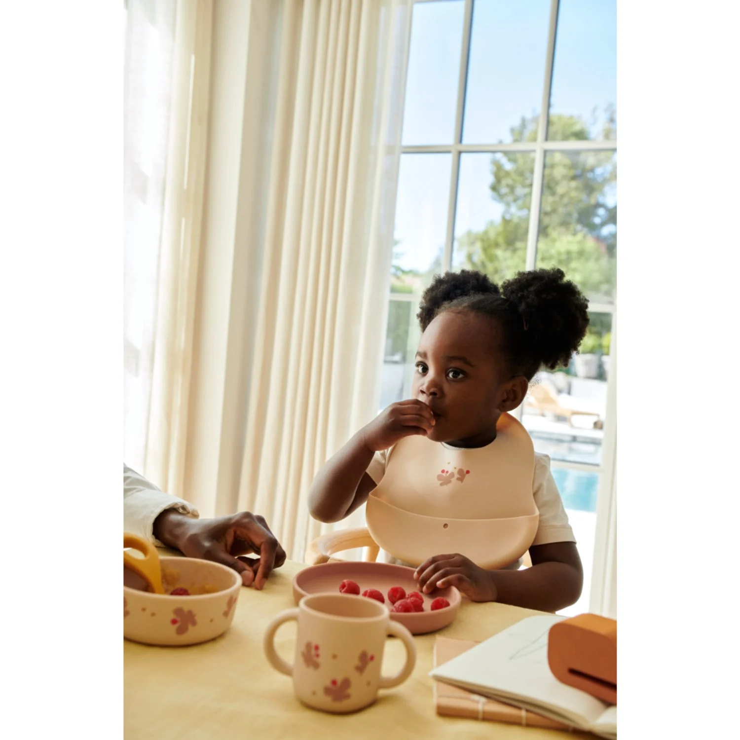LIEWOOD Butterfly / Apple Blossom Vivi Printed Tableware Set - Image 2