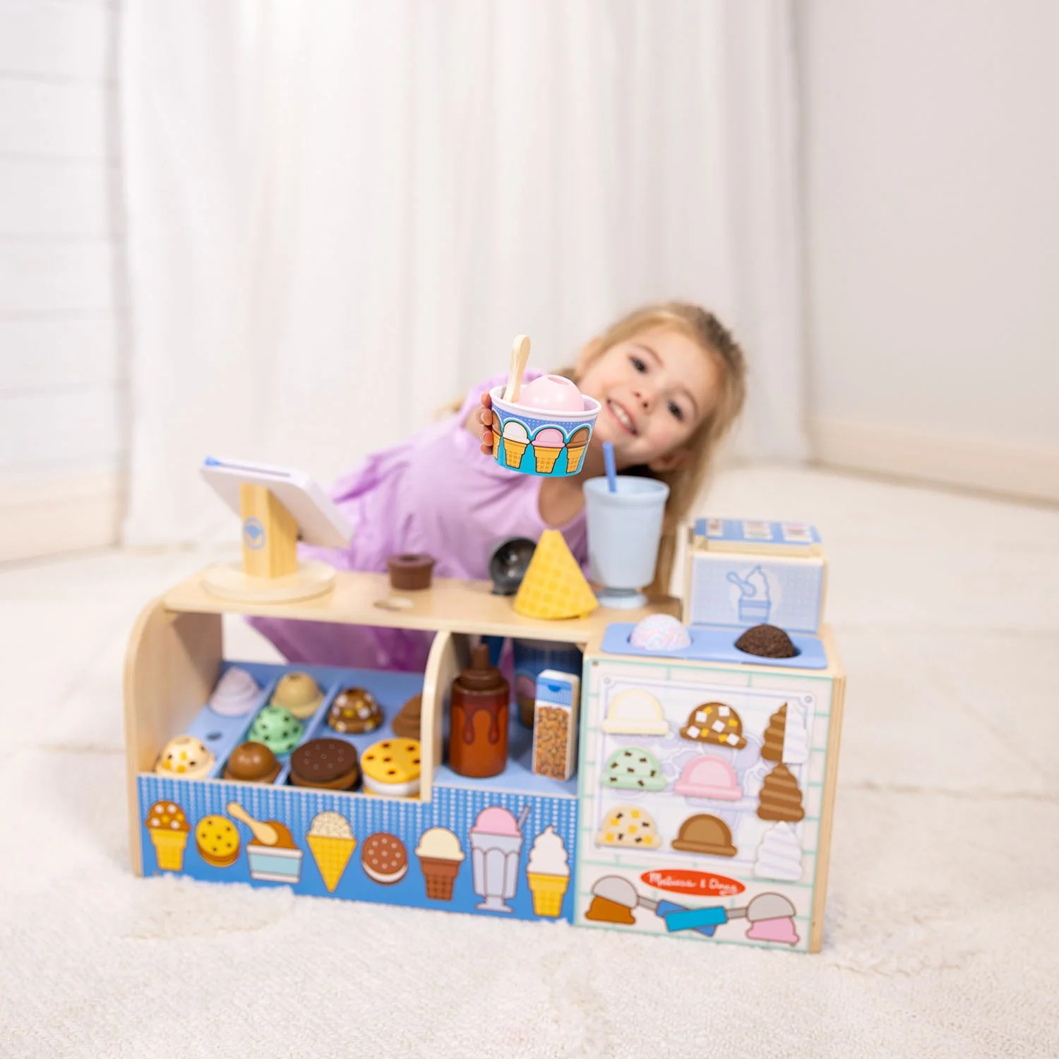Melissa & Doug Multifarvet Cool Scoops Ice Creamery Wooden Counter - Image 3