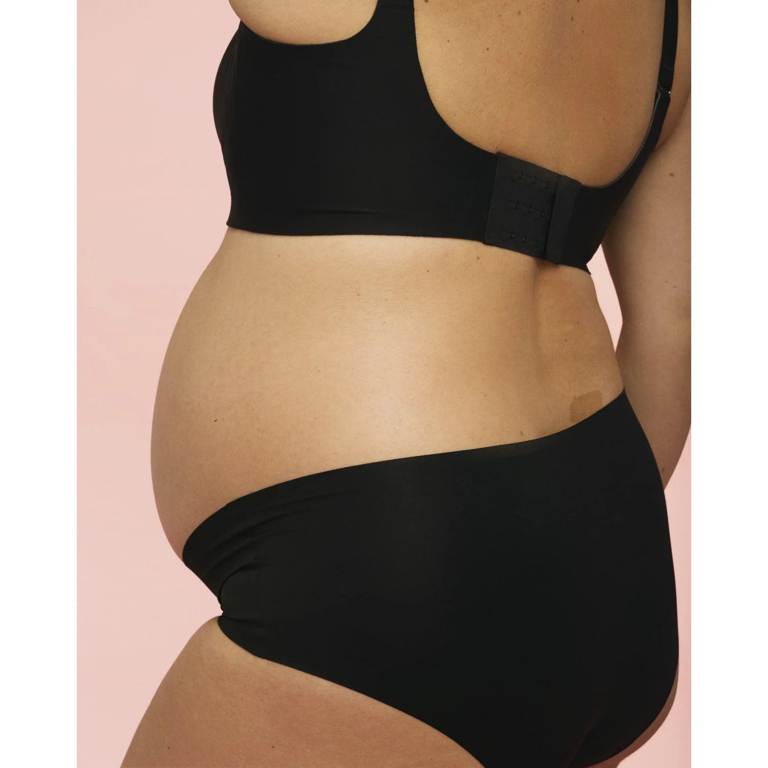 momkind Black Ultra Seamless Under Belly Briefs, 2-Pack - Image 2