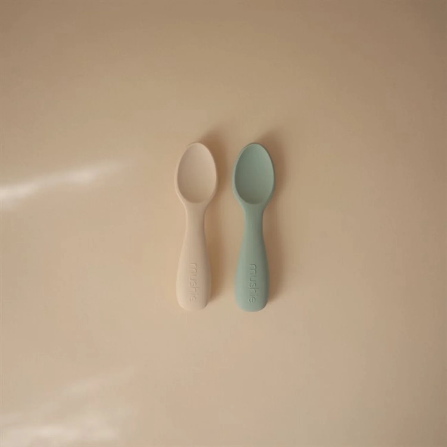 Mushie Cambridge Blue/Shifting Sand Toddler Starter Spoons 2-Pack - Image 2