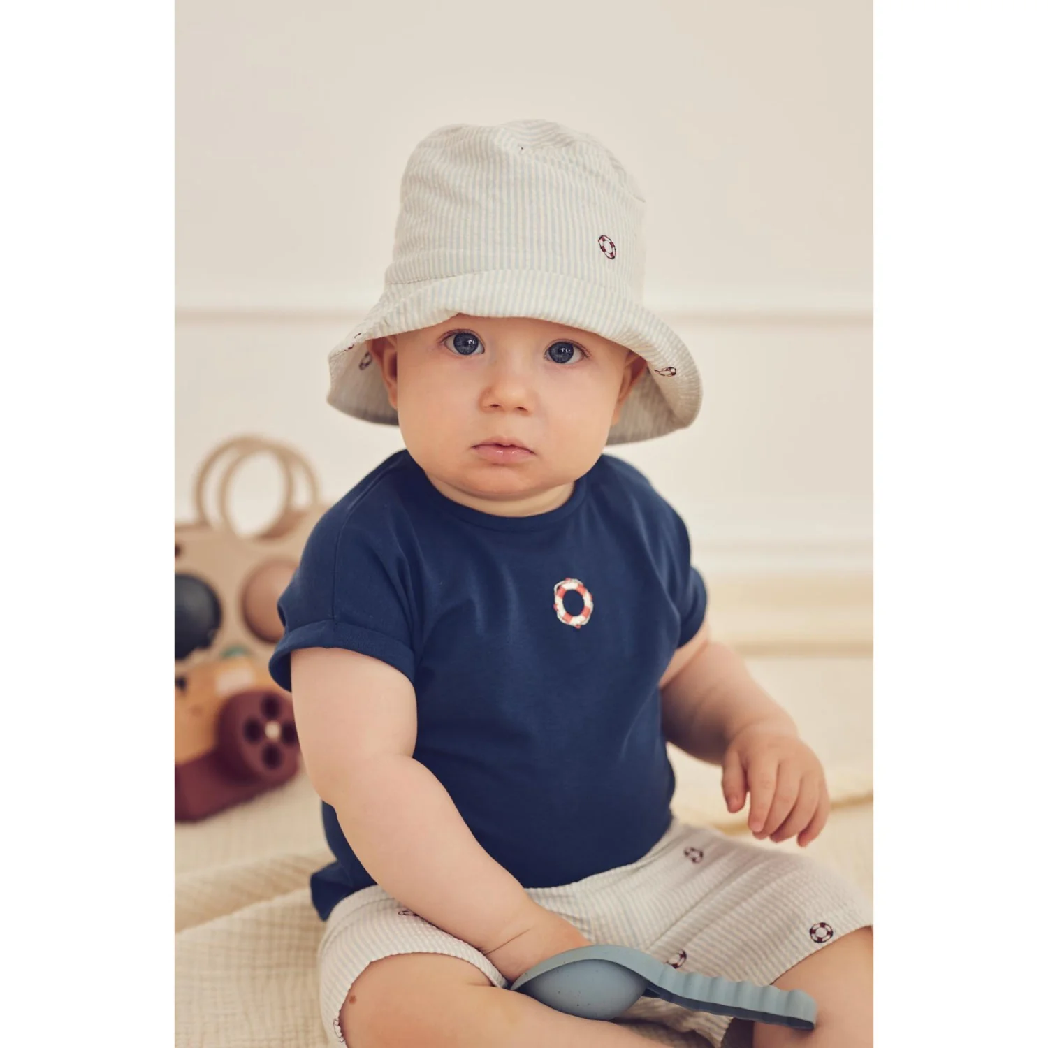 Müsli Tofu/ Ocean/ Mineral Red Seersucker Stripe Bucket Hat Baby - Image 2
