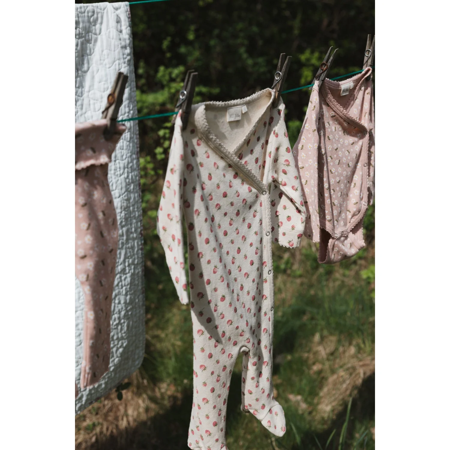 Petit Piao Fog Strawberry AOP PPDea L_S Jumpsuit Fold Feet NB - Image 2