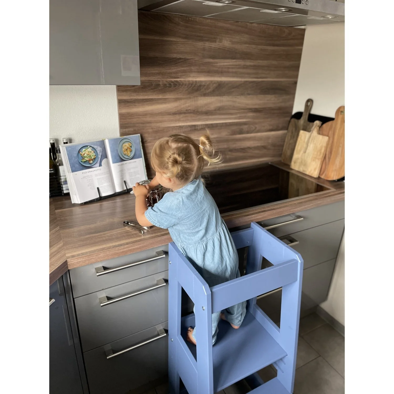 tiSsi® Dove Blue Laquer Felix Learning Tower Solid Beech - Image 2