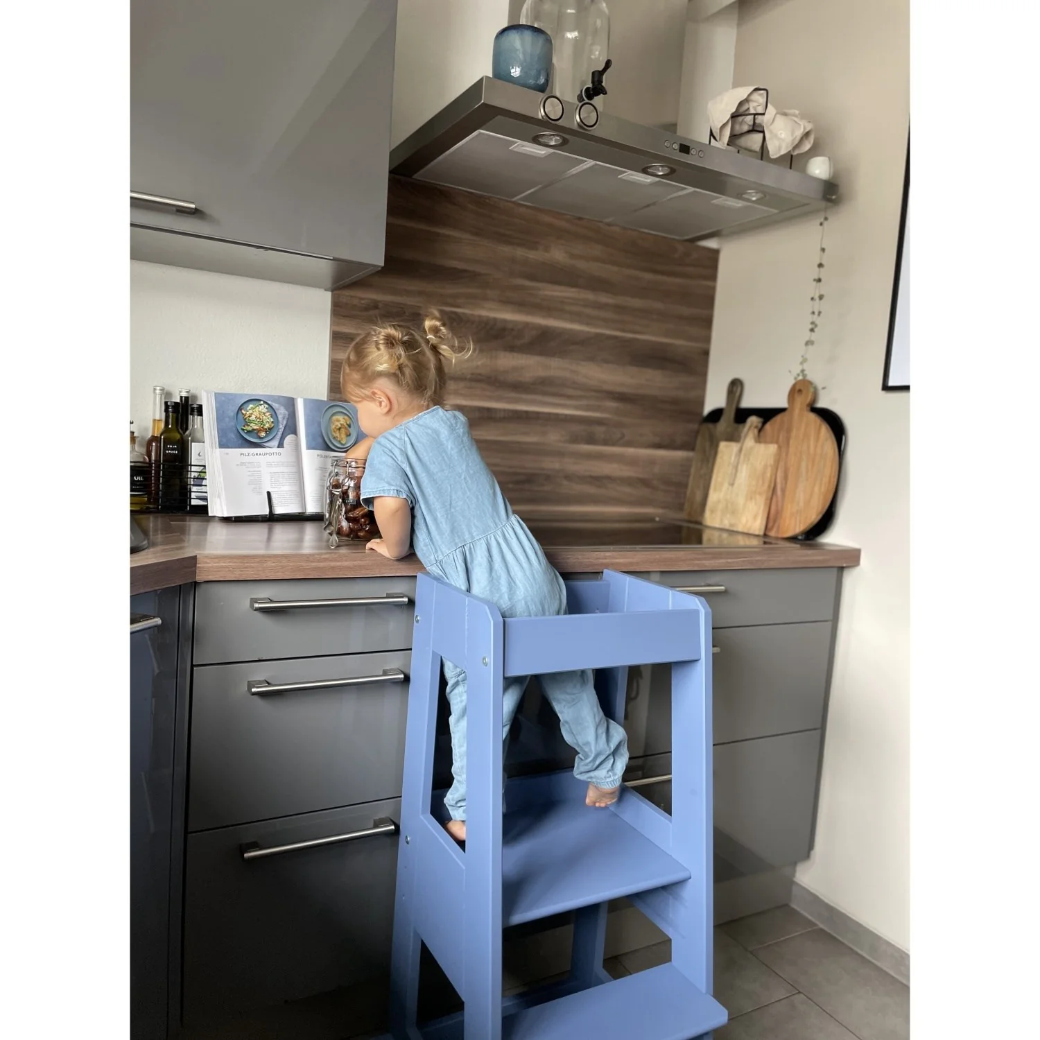 tiSsi® Dove Blue Laquer Felix Learning Tower Solid Beech - Image 3
