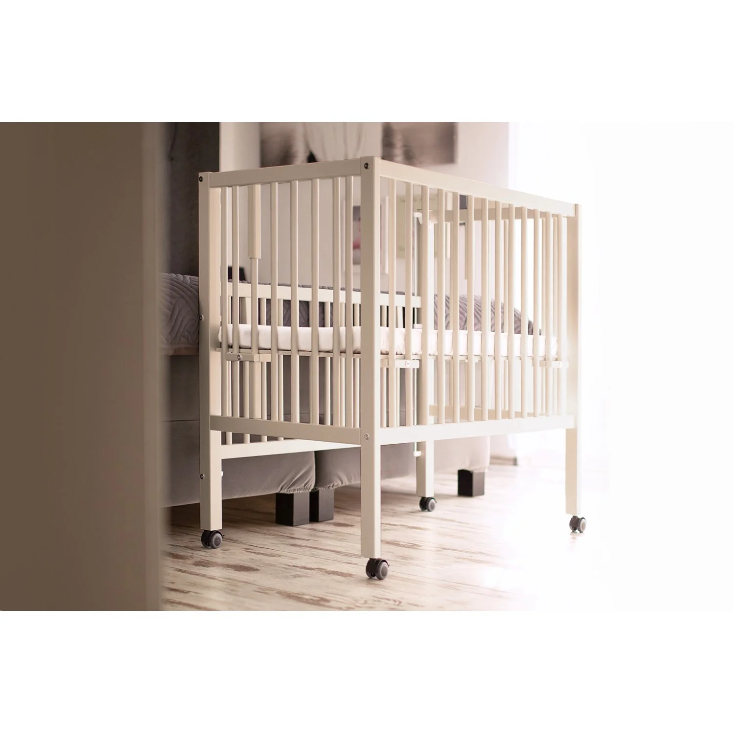 tiSsi® Silk Beige Laquer Maxi Crib Solid Beech - Image 3
