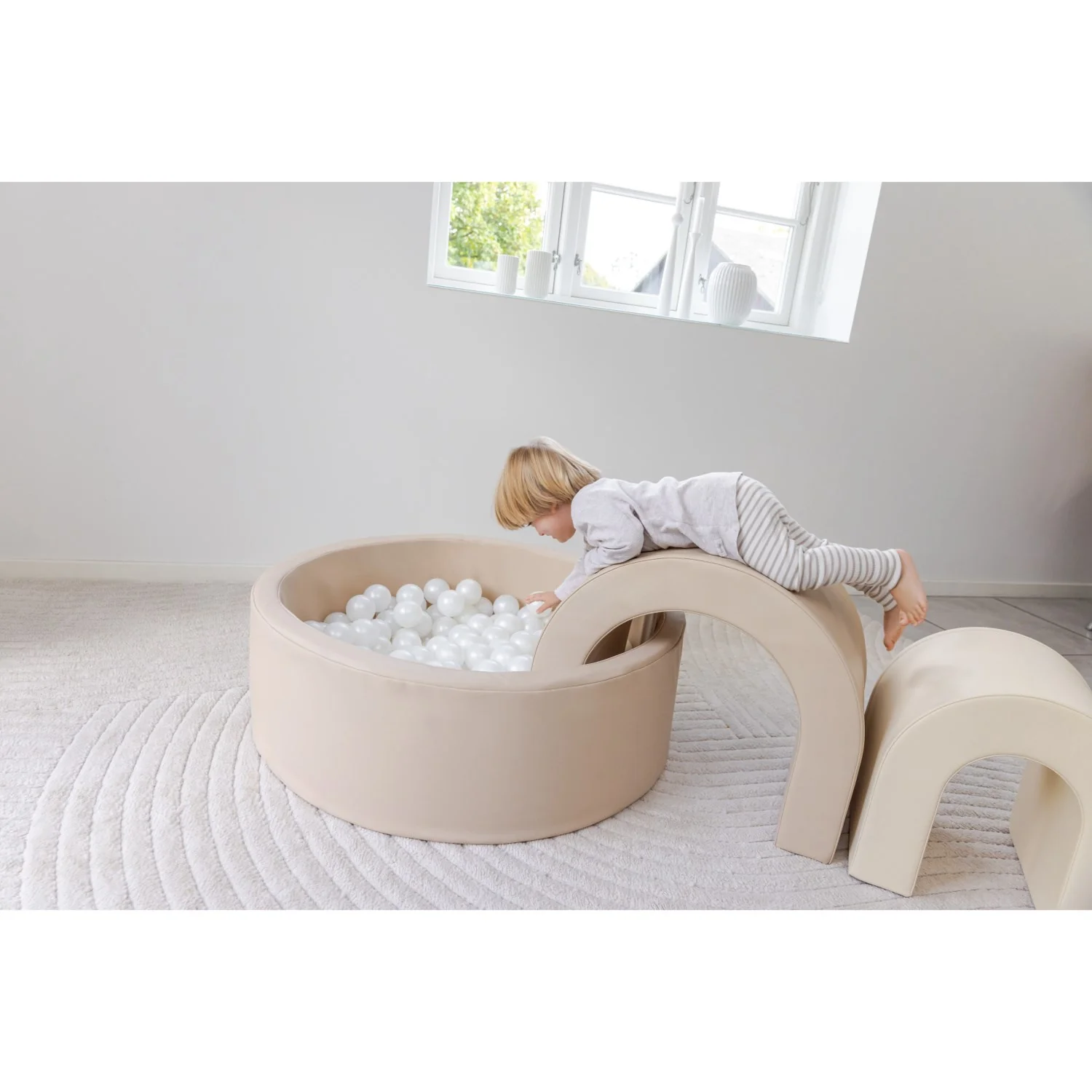 Tumble Time Taupe Ball Pool in Vegan PU ø90cm 150 pcs. Balls - Image 3
