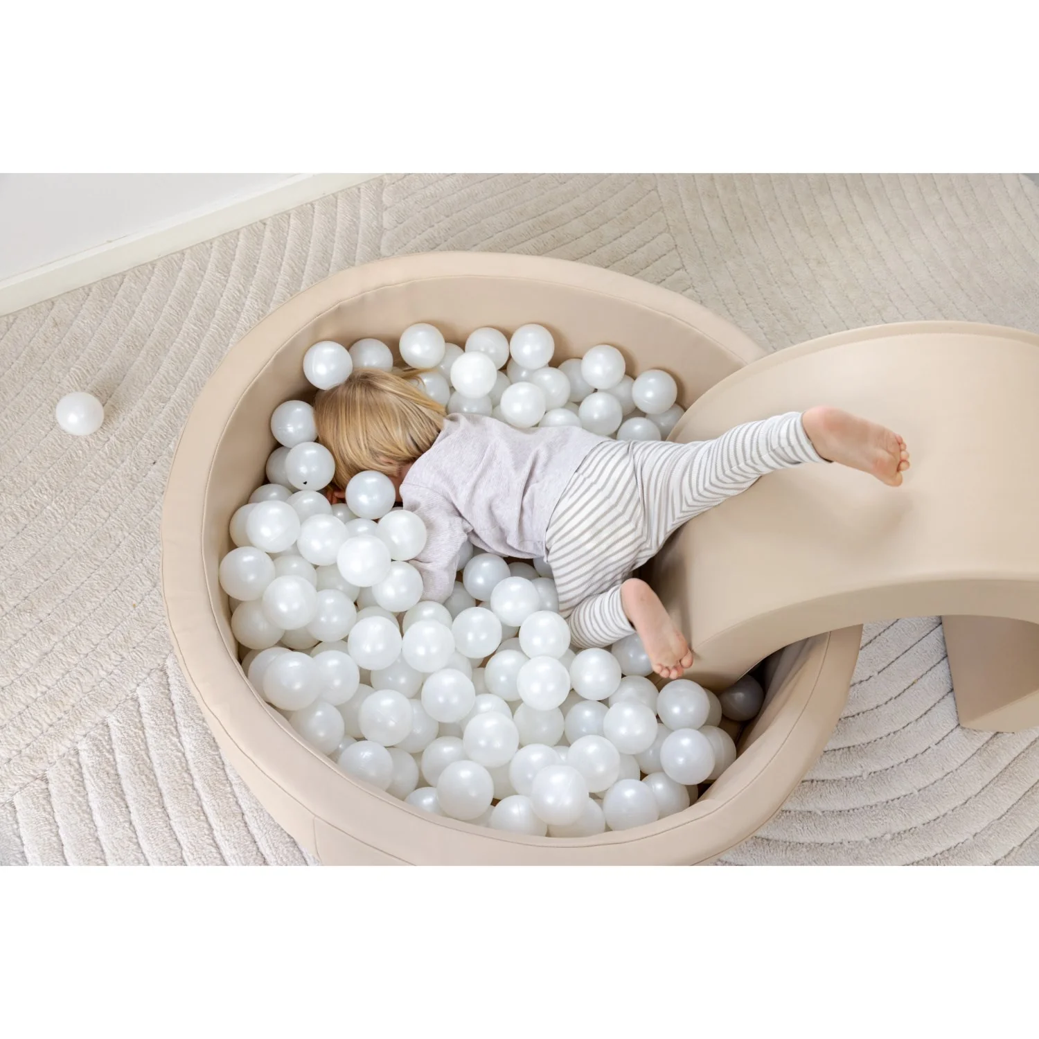 Tumble Time Taupe Ball Pool in Vegan PU ø90cm 150 pcs. Balls - Image 4