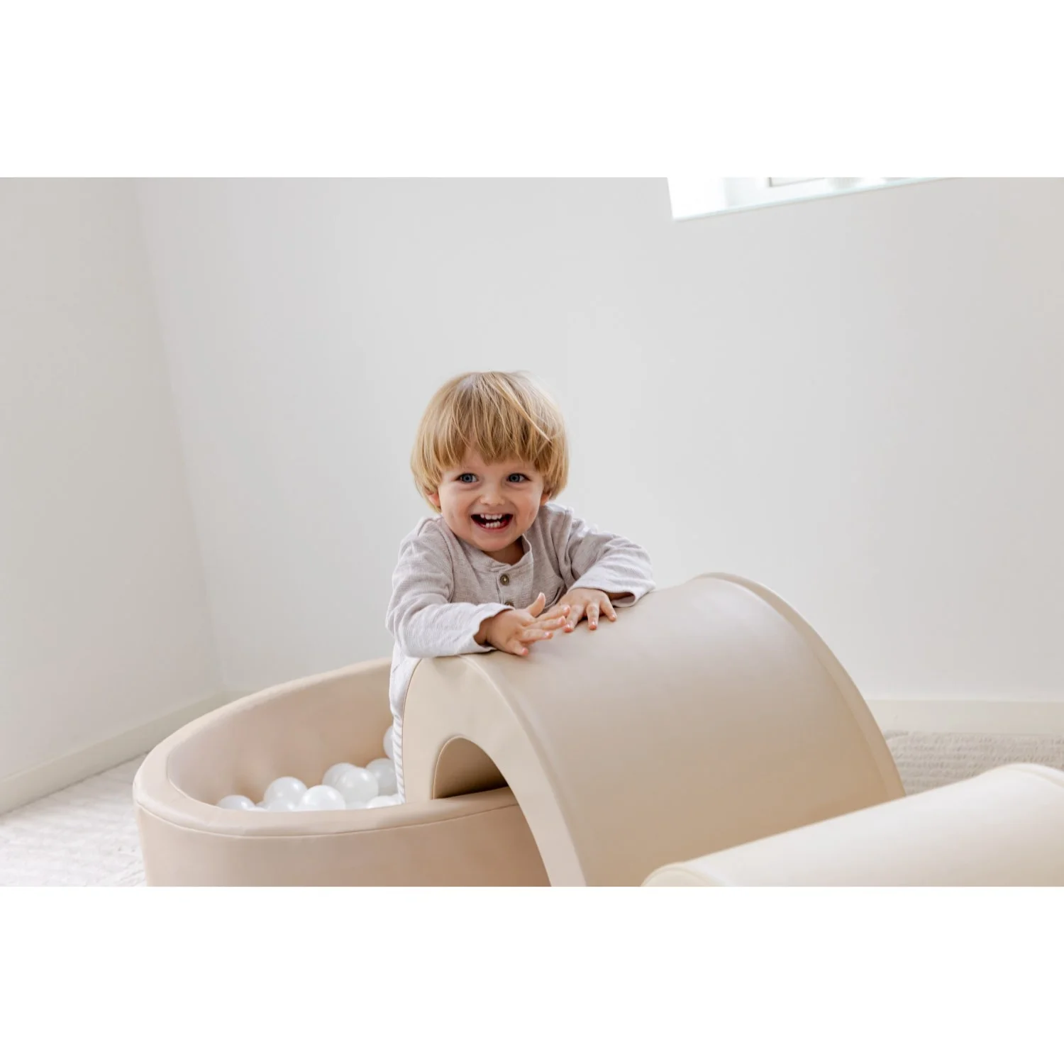 Tumble Time Taupe Ball Pool in Vegan PU ø90cm 150 pcs. Balls - Image 6